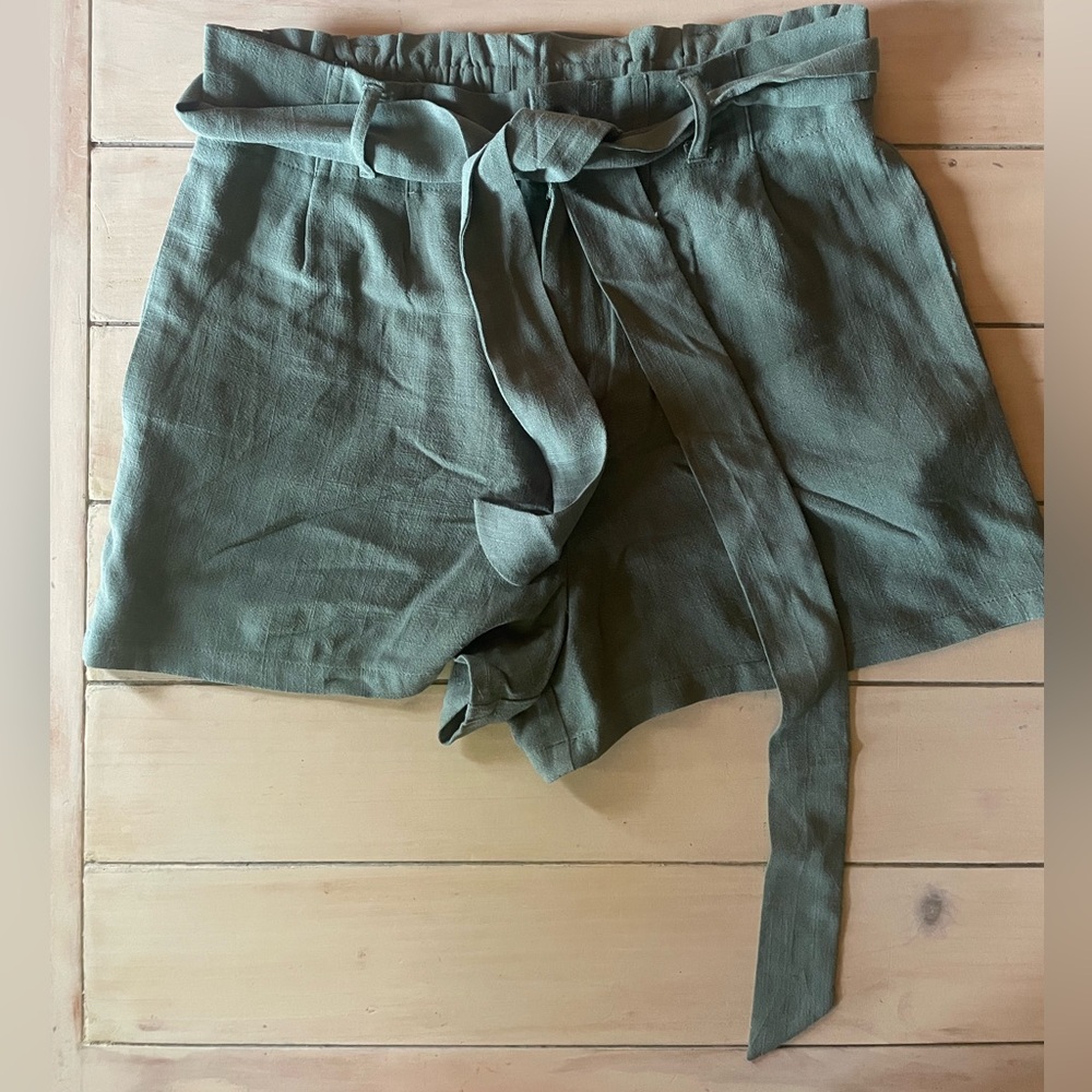 NWOT Pink Lily Bayside Stroll Sage Paperbag Linen Shorts, Women’s size Medium.